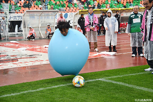 風船 太郎さんによるキックインセレモニー！【明治安田Ｊ２ 第6節 岐阜vs京都】