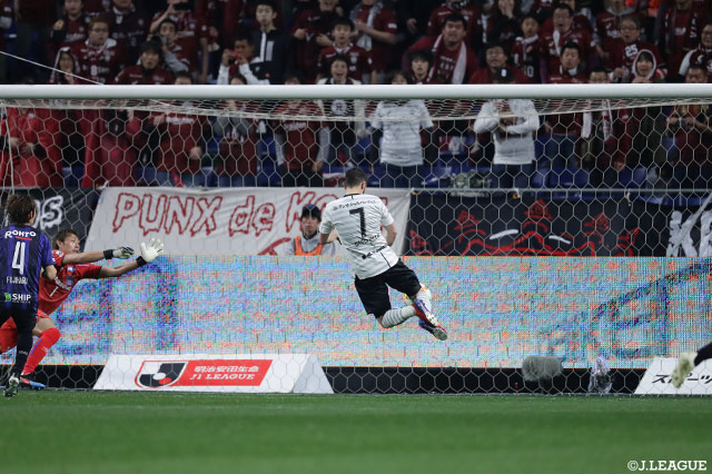 ポドルスキの左からのクロスにダビド ビジャ（神戸/#7）が頭で合わせて、同点に追いつく！【明治安田Ｊ１ 第5節 Ｇ大阪vs神戸】