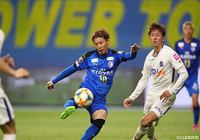 得点ランキングトップに立つ藤本 憲明（大分）が、DFをかわしてシュートを放つ【明治安田Ｊ１ 第5節 大分vs広島】