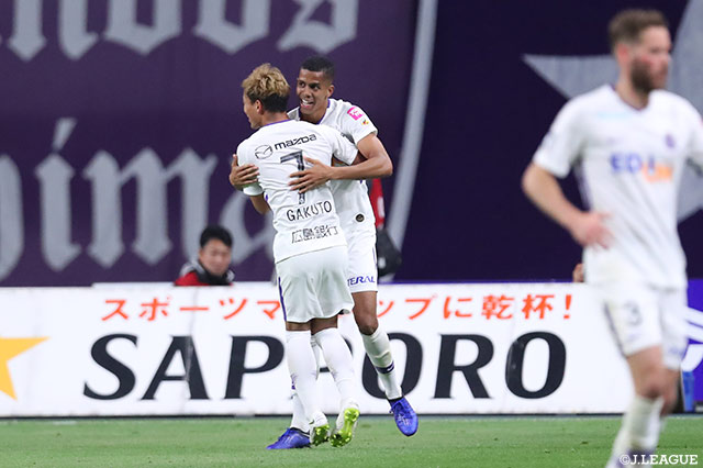 柴﨑からのクロスをドウグラス ヴィエイラが苦しい体勢からヘディングで押し込み、アウェイの広島が先制！【明治安田Ｊ１ 第5節 大分vs広島】