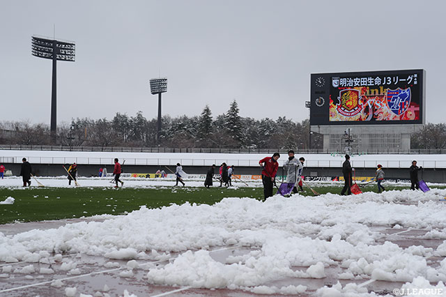 スタッフやボランティア、両チームのサポーターがピッチを雪かき。そのおかげで試合は予定通り行われました！【明治安田Ｊ３ 第4節 福島vsF東23】