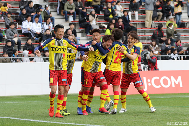 左CKに加藤 弘堅（#17）がニアに飛び込み、頭で合わせて北九州が先制！【明治安田Ｊ３ 第4節 北九州vs相模原】