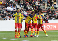 左CKに加藤 弘堅（#17）がニアに飛び込み、頭で合わせて北九州が先制！【明治安田Ｊ３ 第4節 北九州vs相模原】