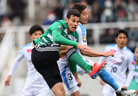 古巣対戦となったエドゥアルド（松本）。かつての同僚、奈良 竜樹（川崎Ｆ）と競り合う【明治安田Ｊ１ 第5節 松本vs川崎Ｆ】