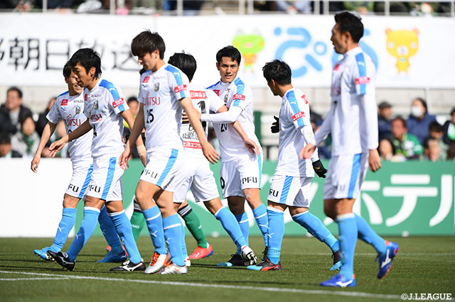 前半44分、待望の先制点をもたらした知念 慶（川崎Ｆ/#20）の元にチームメイトが駆け寄り祝福【明治安田Ｊ１ 第5節 松本vs川崎Ｆ】
