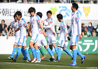 前半44分、待望の先制点をもたらした知念 慶（川崎Ｆ/#20）の元にチームメイトが駆け寄り祝福【明治安田Ｊ１ 第5節 松本vs川崎Ｆ】