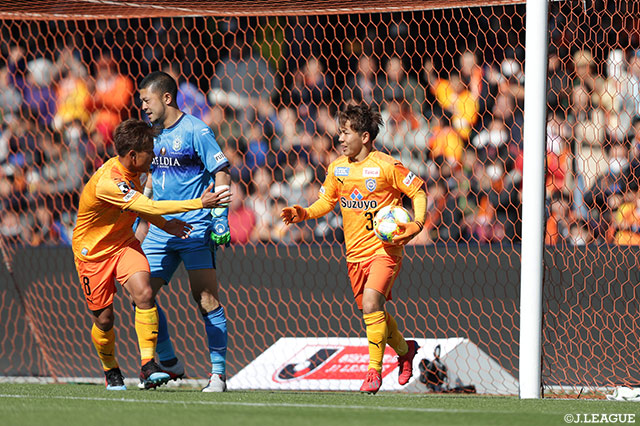 前半44分、同点ゴールを決めた金子 翔太（清水/#30）。嬉しい今季初ゴール【明治安田Ｊ１ 第5節 清水vs湘南】