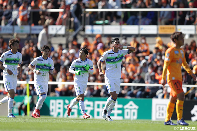 同点直後に、フレイレ（#3）の恩返し弾で湘南が再び勝ち越しに成功する【明治安田Ｊ１ 第5節 清水vs湘南】