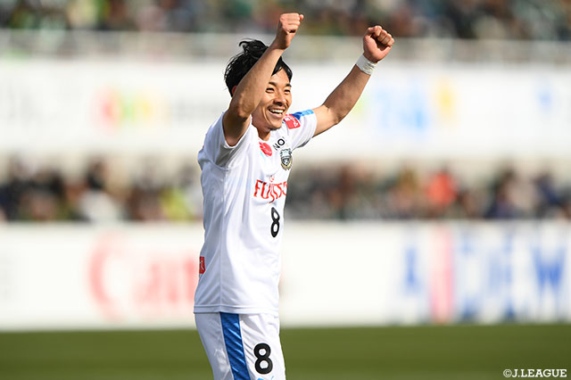 追加点を奪った阿部 浩之（川崎Ｆ）が、ベンチに向かってガッツポーズ！【明治安田Ｊ１ 第5節 松本vs川崎Ｆ】