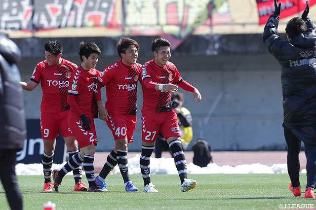 前半19分、同30分に樋口 寛規（#40）が得点を奪い、福島が前半の内に2点のリードを得る【明治安田Ｊ３ 第4節 福島vsF東23】