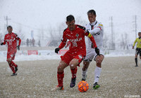 強い雪が降り続ける中、ハードワークする両チームの選手たち【明治安田J3 第4節 岩手vs熊本】