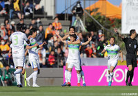 スローインを受けた松田 天馬(湘南/#18)が相手と入れ替わり、PA左から豪快に右足を振り抜き追加点を獲得!【明治安田J1 第5節 清水vs湘南】