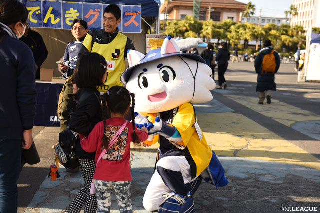 鹿児島の公式マスコット「ゆないくー」が応援に駆け付け、小さなサポーターたちとお話♪【明治安田Ｊ２ 第7節 鹿児島vs金沢】
