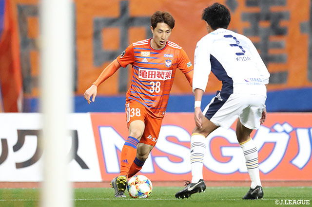 8シーズンぶりの復帰となったチョ ヨンチョル（新潟）。67分からの出場にスタンドからは大きな歓声が沸き起こる【明治安田Ｊ２ 第7節 新潟vs町田】