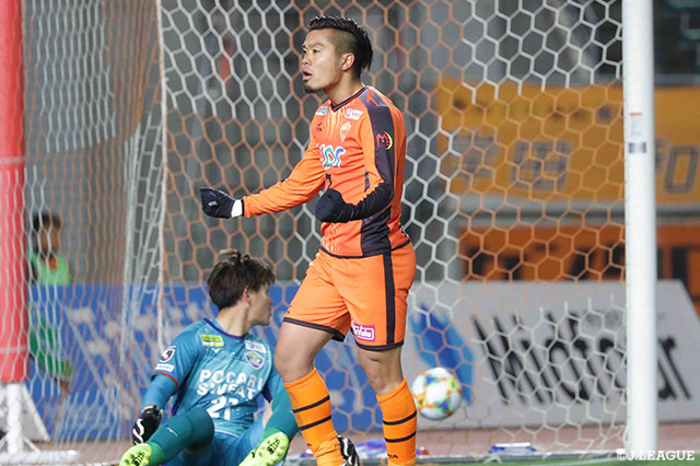 小野原 和哉からのクロスに田中 パウロ淳一が左足で合わせ、山口が前半終了間際にリードを奪う【明治安田Ｊ２ 第7節 山口vs徳島】