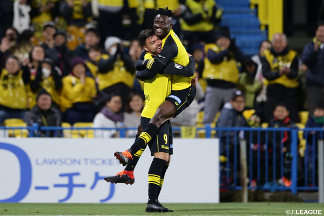 オルンガ（右）は2ゴールを獲得する活躍で柏の勝利に大きく貢献した【明治安田Ｊ２ 第7節 柏vs長崎】