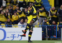 オルンガ(右)は2ゴールを獲得する活躍で柏の勝利に大きく貢献した【明治安田J2 第7節 柏vs長崎】