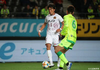 現在得点ランキング1位の鈴木 孝司(琉球/#9)が何度もゴールに迫るが、この日は不発に終わった【明治安田J2 第7節 千葉vs琉球】