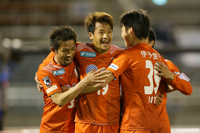 前半ATに藤本 佳希が豪快に頭で合わせ、愛媛が同点に追いつく【明治安田Ｊ２ 第7節 愛媛vs横浜FC】