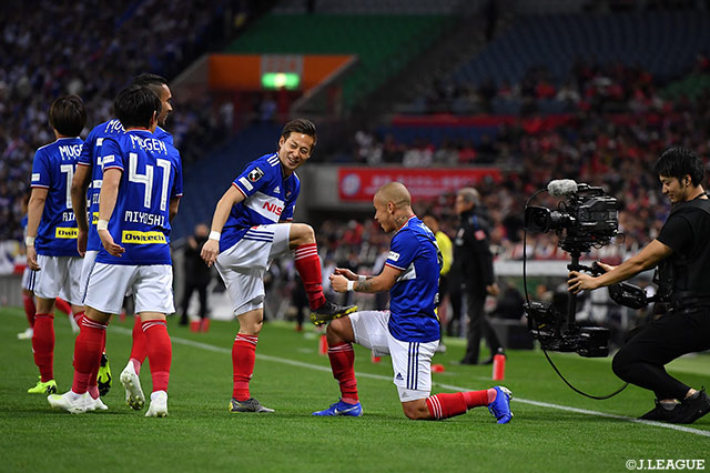 前半7分、浦和の連係ミスを見逃さずに先制ゴールを奪ったマルコス ジュニオール（横浜FM）が仲川 輝人のスパイクを磨くパフォーマンスを披露【明治安田Ｊ１ 第6節 浦和vs横浜FM】