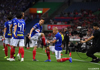 前半7分、浦和の連係ミスを見逃さずに先制ゴールを奪ったマルコス ジュニオール（横浜FM）が仲川 輝人のスパイクを磨くパフォーマンスを披露【明治安田Ｊ１ 第6節 浦和vs横浜FM】