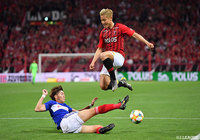 サイドで激しい攻防を繰り広げる山中 亮輔(浦和)と松原 健(横浜FM)【明治安田J1 第6節 浦和vs横浜FM】