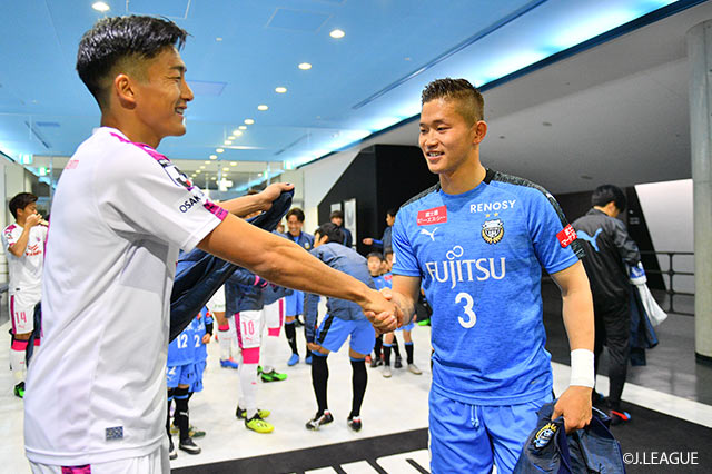 試合前に都倉 賢（Ｃ大阪）と奈良 竜樹（川崎Ｆ）がガッチリと握手を交わした【明治安田Ｊ１ 第6節 川崎ＦvsＣ大阪】