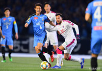 守田 英正（川崎Ｆ）とレアンドロ デサバト（Ｃ大阪）が中盤で激しいボールの奪い合いを繰り広げた【明治安田Ｊ１ 第6節 川崎ＦvsＣ大阪】