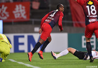 中盤の低い位置でボールを受けたレオ シルバ（鹿島）がドリブラー顔負けの前進で相手をことごとくかわし、ゴール前に進入すると、最後は落ち着いて左足で流し込んで逆転に成功【明治安田Ｊ１ 第6節 鹿島vs名古屋】