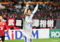 前半2分、藤本 憲明が味方の折り返しを左足で沈め、今季6点目となるゴールで大分が先制！ゴール後、定番となったセレブレーションで喜びを表す【明治安田Ｊ１ 第6節 札幌vs大分】