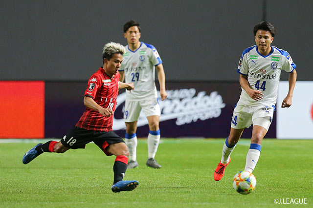 ドリブルで果敢に仕掛けるチャナティップ（札幌）とそれを止めようとプレスをかけるティティパン（大分）【明治安田Ｊ１ 第6節 札幌vs大分】