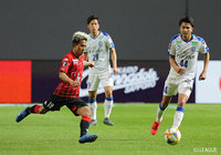 ドリブルで果敢に仕掛けるチャナティップ（札幌）とそれを止めようとプレスをかけるティティパン（大分）【明治安田Ｊ１ 第6節 札幌vs大分】