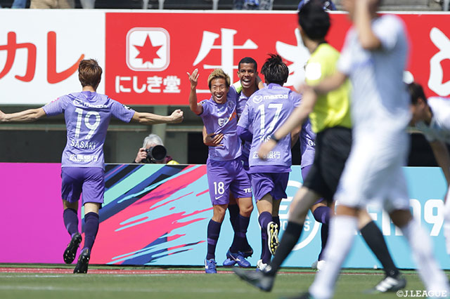 前半2分、野津田からのパスを受けた柏 好文（#18）が右足でGKが届かないファーサイドに巻いたシュートを決めて広島が先制に成功！【明治安田Ｊ１ 第6節 広島vsＧ大阪】