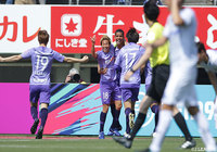 前半2分、野津田からのパスを受けた柏 好文（#18）が右足でGKが届かないファーサイドに巻いたシュートを決めて広島が先制に成功！【明治安田Ｊ１ 第6節 広島vsＧ大阪】