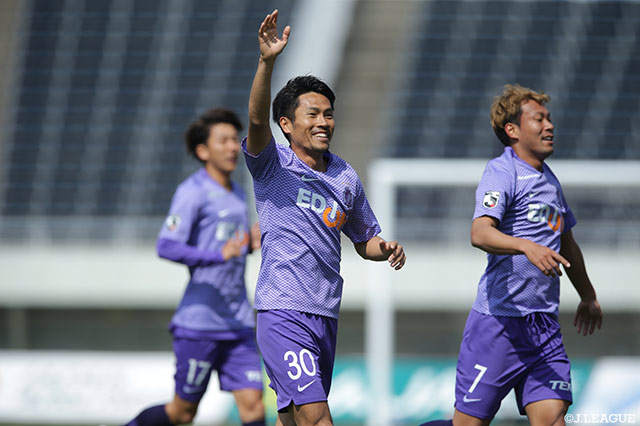 先制から5分後、柴﨑 晃誠（広島/#30）がPA手前から左足を豪快に振り抜き、追加点を奪う！【明治安田Ｊ１ 第6節 広島vsＧ大阪】