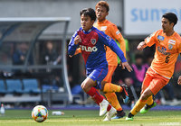 味方とのパス交換や、タッチの細かいドリブルで攻撃にリズムを生み出す久保 建英（FC東京）【明治安田Ｊ１ 第6節 FC東京vs清水】