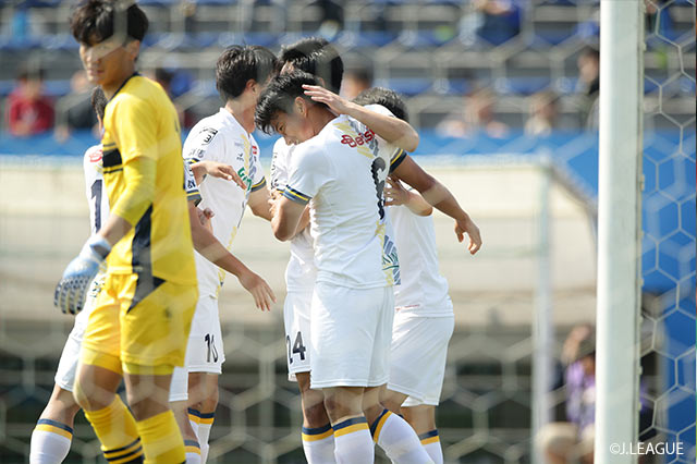 佐藤 祥（#6）がニアに走り込み、クロスをヘディングで合わせて群馬が幸先良く先制に成功【明治安田Ｊ３ 第5節 YS横浜vs群馬】