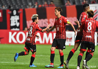 札幌がワンタッチパスをつないで華麗に相手の守備を崩し、最後にループシュートを放つと、それが相手のオウンゴールを誘発し、1点を返す【明治安田Ｊ１ 第6節 札幌vs大分】