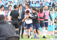 ドリブルで右サイドを突破し、PAに進入した松本 昌也（磐田/#14）が中に折り返したボールが湘南DFに当たり、GKの股下を通ってネットを揺らす！【明治安田Ｊ１ 第6節 湘南vs磐田】