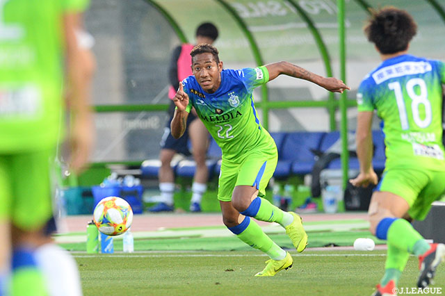 湘南は、1点を追う後半32分、レレウを投入。レレウは、Ｊリーグデビューを果たす【明治安田Ｊ１ 第6節 湘南vs磐田】