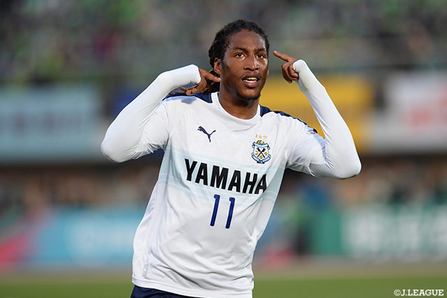 後半AT、磐田がCKからカウンターを発動。カミンスキーがスペースにロングスローを投げると、走りこんだロドリゲス（#11）がワンタッチでシュートを放ち、無人のゴールへ蹴り込む【明治安田Ｊ１ 第6節 湘南vs磐田】