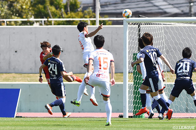 後半早々のセットプレーに、畑尾 大翔（#50）が飛び込んで放ったヘディングシュートが決まり、大宮が均衡を破る！【明治安田Ｊ２ 第8節 鹿児島vs大宮】