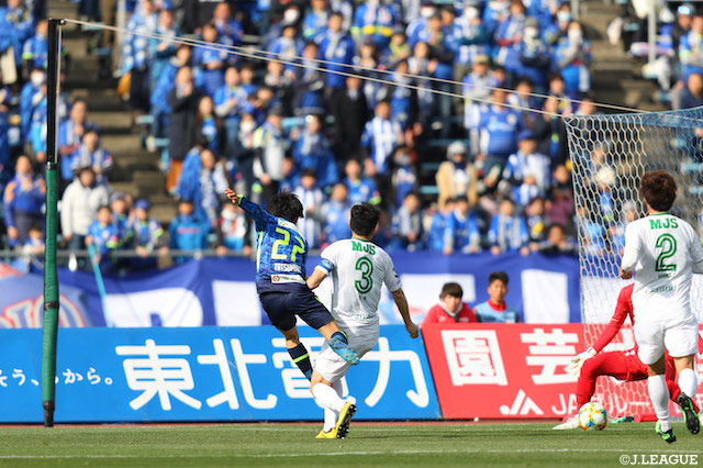 後半15分、坂元 達裕が落ち着いてグラウンダーのシュートを沈め、ホームの山形が同点に追いつく！【明治安田Ｊ２ 第8節 山形vs東京Ｖ】