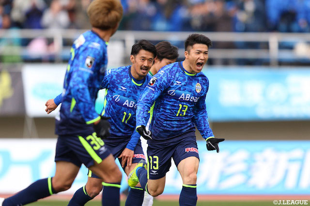 1-1の同点で終わるかと思われた後半45分、右からのクロスに大槻 周平（#13）が頭で合わせ、山形が逆転に成功する【明治安田Ｊ２ 第8節 山形vs東京Ｖ】