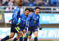 1-1の同点で終わるかと思われた後半45分、右からのクロスに大槻 周平（#13）が頭で合わせ、山形が逆転に成功する【明治安田Ｊ２ 第8節 山形vs東京Ｖ】