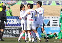 後半AT、可児 壮隆（鳥取/#7）がこぼれ球を拾い、左足を振り抜く、そのボールがゴールに入り値千金の同点弾となった【明治安田Ｊ３ 第5節 八戸vs鳥取】