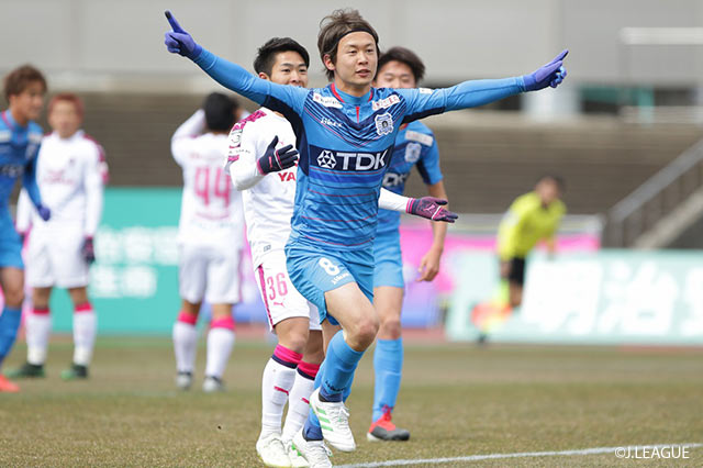 敵陣中央でFKを得ると、味方の素早いリスタートから和田 昌士がパスを受け、そのままカットインしシュートを放つとゴール右隅に吸い込まれ、秋田が先制点を奪取【明治安田Ｊ３ 第5節 秋田vsC大23】