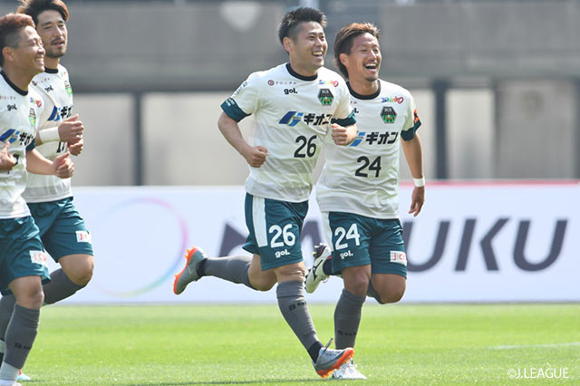 上米良 柊人（相模原/#26）がこの試合2点目となる勝ち越し弾を決め、チームメイトと喜びを爆発【明治安田Ｊ３ 第5節 熊本vs相模原】