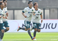 上米良 柊人(相模原/#26)がこの試合2点目となる勝ち越し弾を決め、チームメイトと喜びを爆発【明治安田J3 第5節 熊本vs相模原】