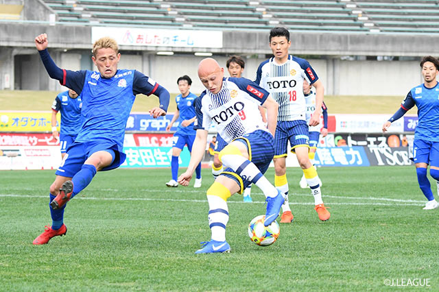 途中出場のディサロ 燦シルヴァーノ（北九州/#9）が値千金の同点弾を挙げ、試合を振り出しに戻す。このゴールで1-1の引き分けとした北九州は無敗で首位をキープ！【明治安田Ｊ３ 第5節 富山vs北九州】